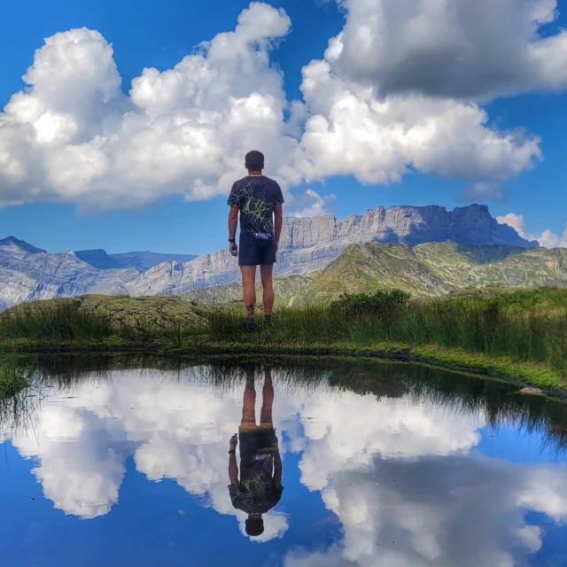 Nouvelle offre plan d'entraînement personnalisé Trail Running ⛰️🏃🏻‍♂️

Je te propose un accompagnement sur mesure. Mon objectif est de t’aider à atteindre tes objectifs tout en respectant ton rythme de vie. Grâce à un suivi personnalisé, nous allons ensemble adapter ton entraînement à tes contraintes personnelles et professionnelles, pour que tu puisses t'entraîner sans stress supplémentaire.

1️⃣ Organisation simplifiée et sans charge mentale
Un planning adapté à ton emploi du temps : Fini le casse-tête pour trouver le bon moment pour t'entraîner. Je m’occupe de créer un plan qui correspond à ta vie quotidienne, en prenant en compte tes obligations professionnelles et familiales.
Suivi évolutif : Le programme sera ajusté régulièrement en fonction de tes progrès, de tes disponibilités et de tes imprévus, pour que l’entraînement reste réaliste et réalisable.

2️⃣ Accompagnement personnalisé pour progresser
Coaching et motivation : Je serai là pour t'encourager et t’apporter le soutien dont tu as besoin, avec une attention particulière à la rigueur dans tes entraînements et une motivation constante pour rester sur la bonne voie.
Préparation mentale : Des outils pratiques pour t'aider à surmonter tes blocages mentaux, que ce soit des peurs ou des croyances limitantes. Ces techniques te permettront de renforcer ta confiance en toi et d’être prêt mentalement pour tes défis.

3️⃣ Gestion de tes contraintes familiales et professionnelles
Entraînements intégrés à ta vie : Que ce soit des journées longues au travail ou des obligations familiales, ton programme d'entraînement sera flexible pour que tu puisses progresser sans culpabilité ni surcharge.
Equilibre vie pro/vie perso : Nous veillerons à maintenir un équilibre sain pour que le sport devienne un plaisir et non une source de pression.

4️⃣ Des connaissances pour performer
Je partagerai avec toi les pratiques pour optimiser tes entraînements en montée et en descente, gérer les terrains variés, et adopter la bonne nutrition pour maximiser ton énergie et ta récupération.
Nous travaillerons ensemble sur les techniques de gestion de l’effort, de récupération, et sur la planification pour que tu sois prêt le jour J.