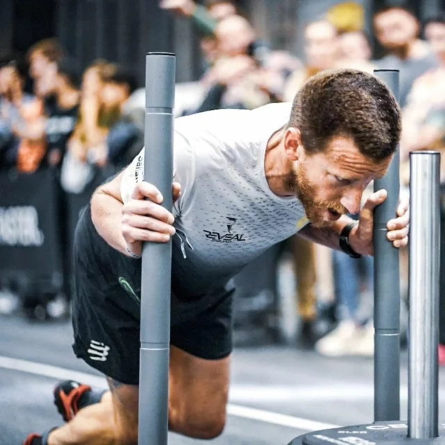 Hyrox 🏃🏻‍♂️🏋‍♂️

Station 2️⃣ : Sled Push 50m

Qualité requise : Force des jambes et endurance musculaire

Analyse : Le Sled Push sollicite énormément les quadriceps, fessiers, et mollets. La clé ici est de trouver un équilibre entre force et endurance, car une poussée inefficace peut rapidement fatiguer.

Préparation : Entraînements de poussées lourdes pour développer la force (squat, leg press).
Travailler sur l’explosivité et la stabilité des jambes.

Station 3️⃣ : Sled Pull 50m

Qualité requise : Force du haut du corps, grip et coordination

Analyse : Le tirage demande une grande force du dos et des bras, mais aussi un bon positionnement corporel pour ne pas gaspiller d’énergie. La capacité à tirer rapidement et efficacement est clé.

Préparation : Renforcement du dos (tractions, rowing) et des avant-bras pour améliorer la prise.

Travailler sur des exercices de tirages lourds pour développer la force de traction.

↪️ Tu veux t'entraîner alors direction le studio ↩️
▶️www.reveal-coaching74.com◀️
⬆️Tu veux un programme d'entraînement spécifique⬆️

#hyrox #hyroxfrance #hyroxtraining #hybridathlete #run #running #sled #sledpush #sledpull #coaching #training #trainingplan #trainingsession