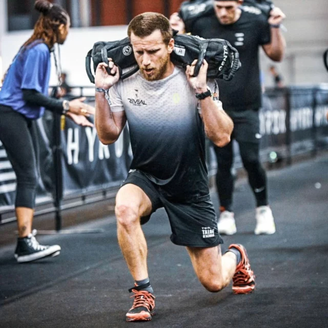 Hyrox 🏃🏻‍♂️🏋‍♂️

Station 6️⃣ : Farmer’s Carry (200 m avec 2 kettlebells)

Qualité requise : Force de prise, endurance du haut du corps

Analyse : Cette épreuve sollicite la force des avant-bras et des épaules. Tenir les kettlebells sur une longue distance tout en gardant une bonne posture peut devenir très difficile si l’on néglige la prise.

Préparation : Entraînements de Farmer’s Walk pour habituer les avant-bras à supporter des charges lourdes.

Renforcement des trapèzes et épaules pour soutenir la charge plus longtemps.

Station 7️⃣ : Lunges (100 m avec poids)

Qualité requise : Force des jambes et équilibre

Analyse : Les fentes lestées sollicitent les quadriceps et les fessiers. Il est important de maintenir une technique propre pour éviter les blessures et rester efficient.

Préparation : Travailler sur la technique des fentes avec charges.

Entraînements de renforcement des jambes et du tronc pour maintenir un bon alignement.

↪️ Tu veux t'entraîner alors direction le studio ↩️
▶️www.reveal-coaching74.com◀️
⬆️Tu veux un programme d'entraînement spécifique⬆️

#hyrox #hyroxfrance #hyroxtraining #hybridathlete #run #running #farmercarry #lunges #coaching #training #trainingplan #trainingsession