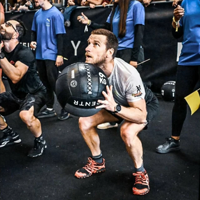 Hyrox 🏃🏻‍♂️🏋‍♂️

Station 8️⃣ : Wall Balls (100 répétitions)

Qualité requise : Endurance musculaire et coordination

Analyse : Cette station est souvent la plus redoutée, car elle arrive à la fin de la course, lorsque la fatigue est maximale. L’endurance musculaire du haut du corps (épaules, bras) et des jambes (quadriceps) est essentielle.

Préparation : Entraînements de Wall Balls avec des répétitions élevées.
Travailler sur la respiration et le rythme pour éviter l’épuisement.

Stratégie générale :
Pour réussir dans l’Hyrox, il est crucial d’avoir une préparation complète, tant en endurance cardio que musculaire. Il faut combiner des séances de course à pied, de musculation fonctionnelle et des entraînements spécifiques aux stations de l’événement. L’intensité doit être progressivement augmentée, et l’aspect mental, comme la gestion de la fatigue, joue aussi un rôle majeur.

Une préparation structurée, ciblant ces différents aspects, permet d’aborder chaque station avec efficacité et d’améliorer ses performances sur l’ensemble de l’épreuve.

↪️ Tu veux t'entraîner alors direction le studio ↩️
▶️www.reveal-coaching74.com◀️
⬆️Tu veux un programme d'entraînement spécifique⬆️

#hyrox #hyroxfrance #hyroxtraining #hybridathlete #run #running #wallballs #finish #coaching #training #trainingplan #trainingsession