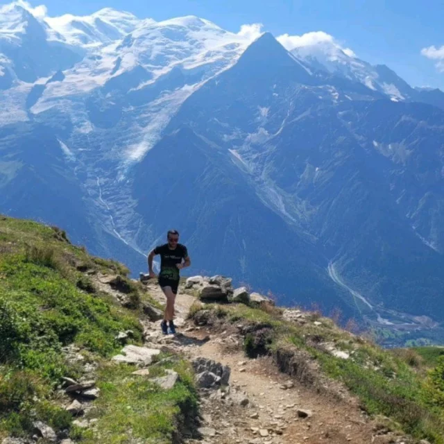 Trail 🏃 + Renfo 🏋‍♂️ = 🔝

Le renforcement musculaire est un complément essentiel à l'entraînement en Trail Running. Voici les principaux avantages de la musculation pour les traileurs :

1️⃣ Amélioration de la puissance et de l’endurance musculaire
2️⃣ Prévention des blessures
3️⃣ Amélioration de la posture et de la technique
4️⃣ Gestion de la fatigue sur les longues distances
5️⃣ Amélioration de la récupération
6️⃣ Optimisation de la vitesse et de l’explosivité

En combinant Trail Running et renforcement musculaire, vous devenez un coureur plus robuste, plus performant et moins sujet aux blessures.

#coaching #coachingindividuel #coachingpersonnel #coachingadistance #trailrunning #trail #running #run #renforcementmusculaire #renfo #entrainementcroisé #fitness #prevention #blessure #optimisation #performance